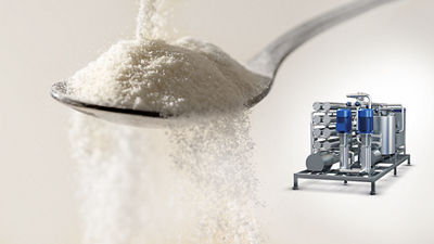 Molkepulver auf Löffel, Tetra Pak Maschine im Hintergrund