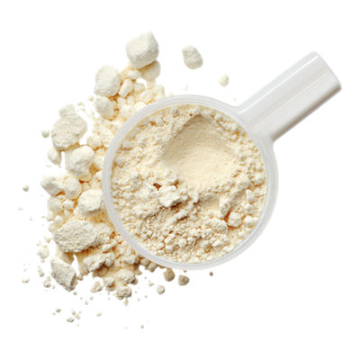 Funcionário com uniforme branco e boné despeja ingrediente em pó, Luxilac, de um grande saco de papel em um equipamento industrial de processamento de alimentos.