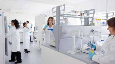 许多女人在实验室里走动