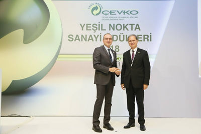 Ödülle fotoğraf çektiren Tetra Pak Türkiye genel müdürü