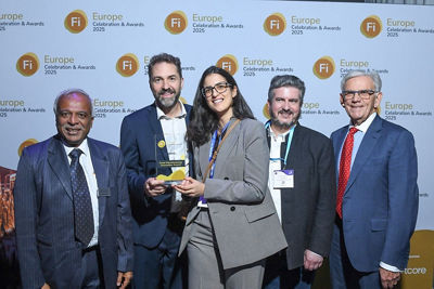 Tetra Pak powder team collecting award