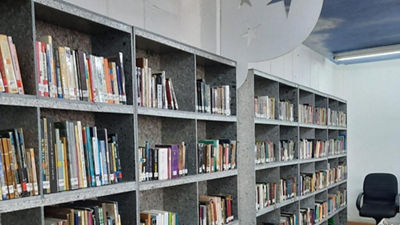 Estante para libros elaborado a partir de envases de cartón reciclados