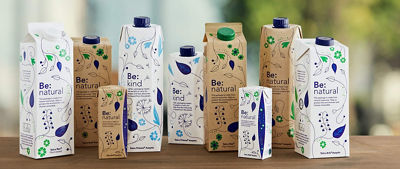 Embalagens cartonadas da Tetra Pak em uma mesa