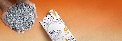 Envase de cartón con manos sosteniendo polímeros