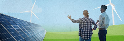 Expertos viendo paneles solares y aerogeneradores