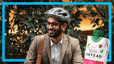 Une homme qui sourit, une brique alimentaire Tetra Prisma Aseptic