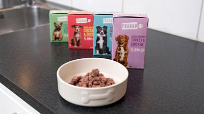 Hundefutter in Schüssel, Tetra Recart Verpackungen im Hintergrund