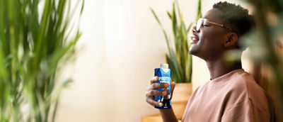 一位男士正在享用营养饮品