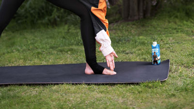 一位女士手持蛋白饮品