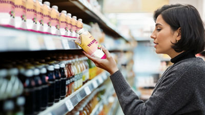 Une femme recherchant des boissons saines