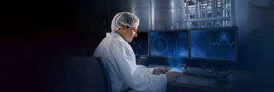 Operador frente a pantallas