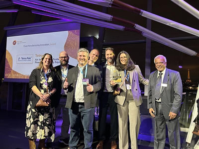 Tetra Pak powder team celebrating award win