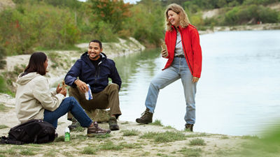 Amigos de pie junto a un lago