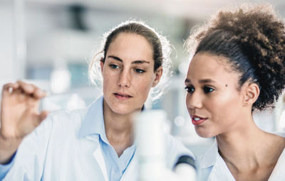 实验室女操作员