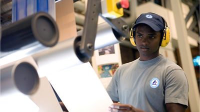 Trabalhadora em uma fábrica