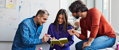 イノベーションラボで協力する従業員