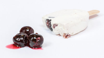 crème glacée avec des cerises
