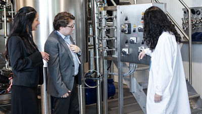 Demonstrações na inauguração com três pessoas