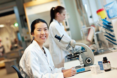 Especialista em segurança e qualidade de alimentos trabalhando em laboratório