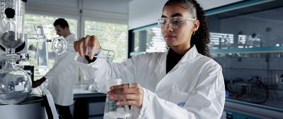 科学家倾倒液体