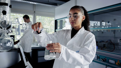 científico vertiendo un líquido