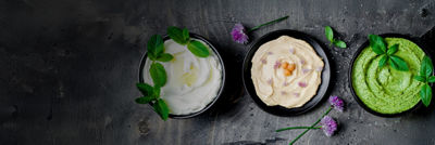 tres tazones con hummus 