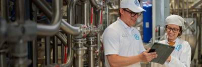 tres tazones con hummus 