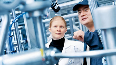 查看机器的男士和女士