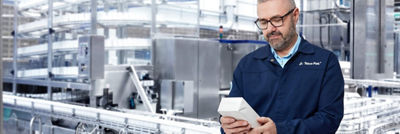 带眼镜检查打包厂