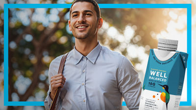 Une homme qui sourit, une brique alimentaire Tetra Prisma Aseptic