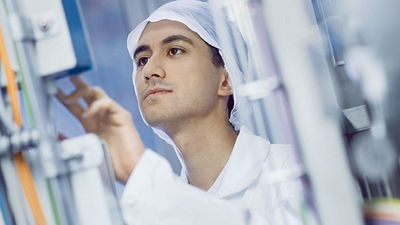 Homem apertando botões em equipamento da Tetra Pak