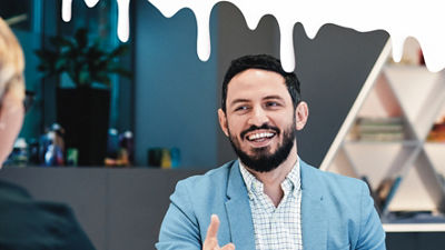 uomo felice vestito di blu