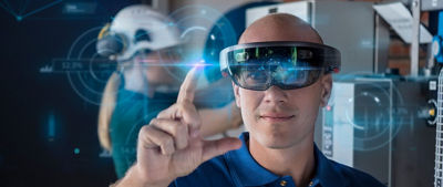 Hombre con gafas de RV mirando una pantalla virtual