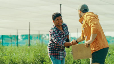 Apretón de manos entre dos hombres