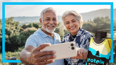 Couple âgé prenant un selfie, boisson protéinée dans une brique alimentaire Tetra Prisma Aseptic