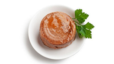 Mano sosteniendo envases Tetra Recart, alubias y maíz dulce