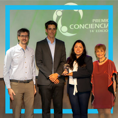 Representantes de Tetra Pak reciben el premio