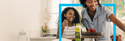 en mamma och en dotter skrattar