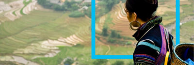 en flicka med ryggsäck