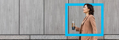 En kvinna går, blå gräns