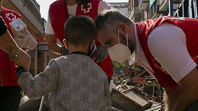 hombre de la cruz roja con niño 