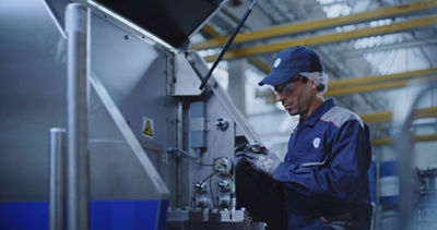 Service Experte wartet Maschine