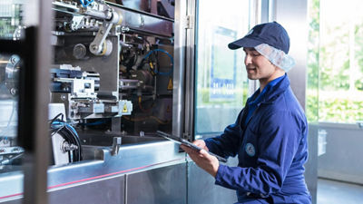 empleado junto a la máquina