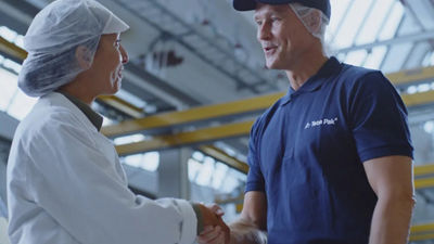 dos trabajadores hablando