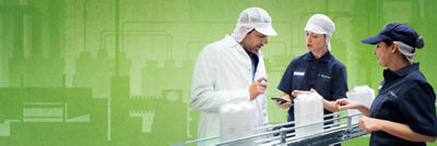 dois homens perto de uma mesa