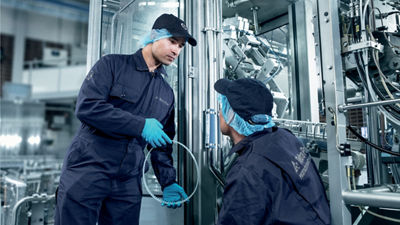 Dos trabajadores de fábrica en una planta  