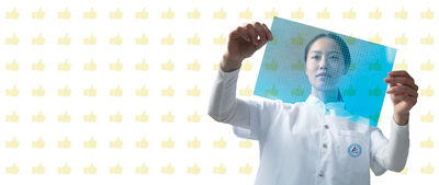 Une femme tient un objet et l’inspecte attentivement 