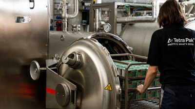 Tetra Recart packages during production