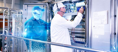 Mann repariert eine Maschine