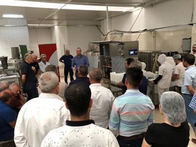 Konuşmacıyı dinleyen insanlarr